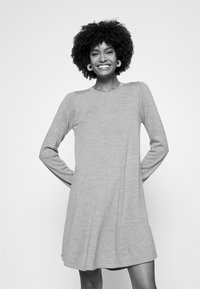 Repeat DRESS MERINO - Vestido de malha - grey