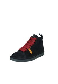 Sneaker alta in suede nero con lacci rossi. Presenta una suola in gomma piatta e un piccolo tassello in pelle sul lato. Superficie testurizzata, design minimalista.