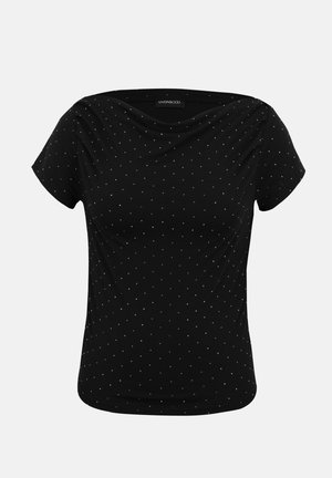 Blouse noire à manches courtes avec petits pois blancs et encolure bateau drapée.