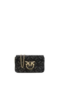 Zwarte stoffen handtas met gouden kettinghengsel, voorzien van een decoratieve ronde sluiting met bladvormen en een gemêleerd oppervlak.