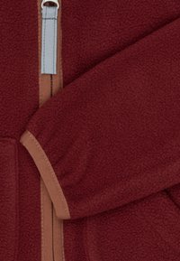 Burgunderfarbene Fleecejacke mit einem Reißverschlusskragen, ausgestattet mit braunen Akzenten an den Bündchen und Taschen, die die weiche Textur und den glatten Finish betonen.