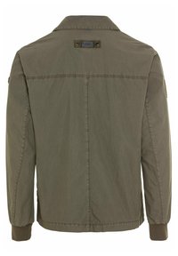 Vue arrière d'une veste décontractée vert olive avec poignets côtelés, col et une petite pièce rectangulaire près du centre supérieur du dos.
