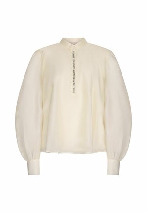 Kremfarvet bluse med lange puffede ærmer, en ståkrave og en lodret række skinnende dekorative knapper ned foran.