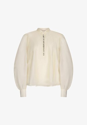 Kremfarvet bluse med lange puffede ærmer, en ståkrave og en lodret række skinnende dekorative knapper ned foran.