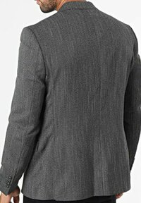 Blazer en pied-de-poule gris avec une coupe ajustée, doté d'un revers cranté, de deux poches latérales et d'un tissu texturé. Couture détaillée sur les manches.