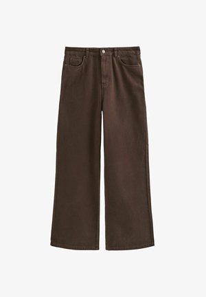 Bruine jeans met wijde pijpen, knoop- en ritssluiting, voor- en muntzakken, plat neergelegd op een witte achtergrond.