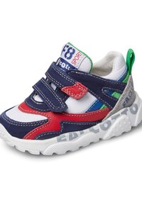 Scarpa sportiva blu navy e rossa con accenti bianchi, dotata di cinturini in velcro, colletto imbottito e suola in gomma testurizzata. Include elementi di design colorati.