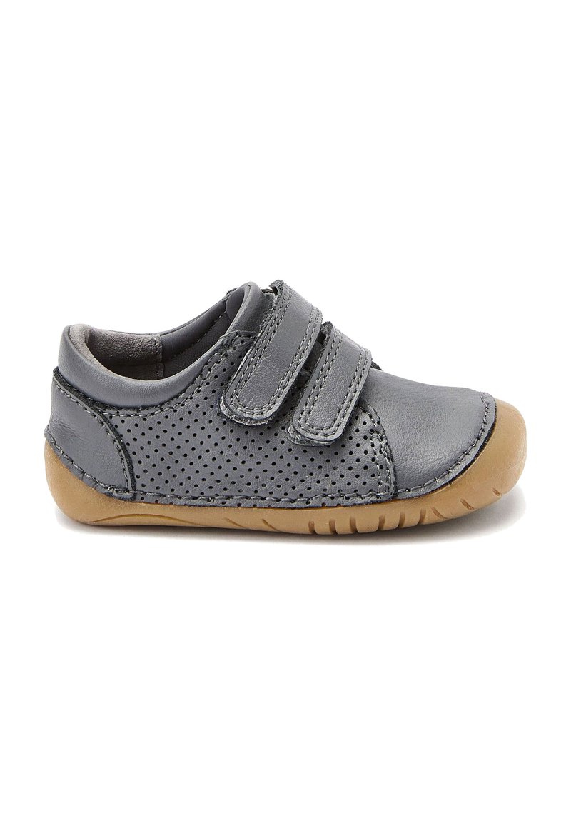 Grauer perforierter Lederschuh mit zwei Klettverschlussriemen, abgerundeter Spitze und einer hellbraunen Gummisohle. Verfügt über genähte Akzente und Texturvariationen.