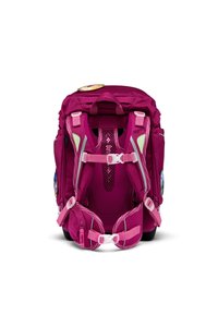 Magenta-Rucksack mit Netzrückenstütze, ausgestattet mit pinken Akzenten und verstellbaren Trägern. Enthält einen runden Aufnäher oben und seitliche Fächer.