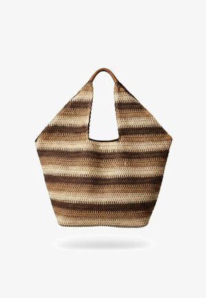 Grand sac fourre-tout tissé rayé dans des tons de marron avec des poignées larges et un dessus ouvert, posé sur un fond blanc.