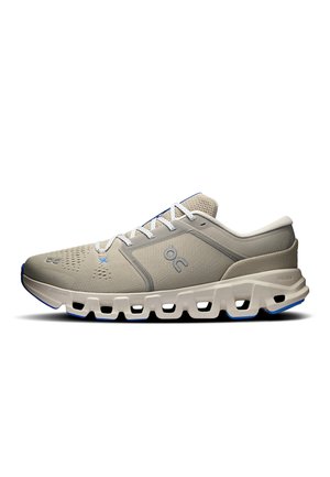 Chaussure de course athlétique gris clair avec lacets blancs, empeigne en mesh respirant et semelle blanche segmentée distincte avec accents bleus.
