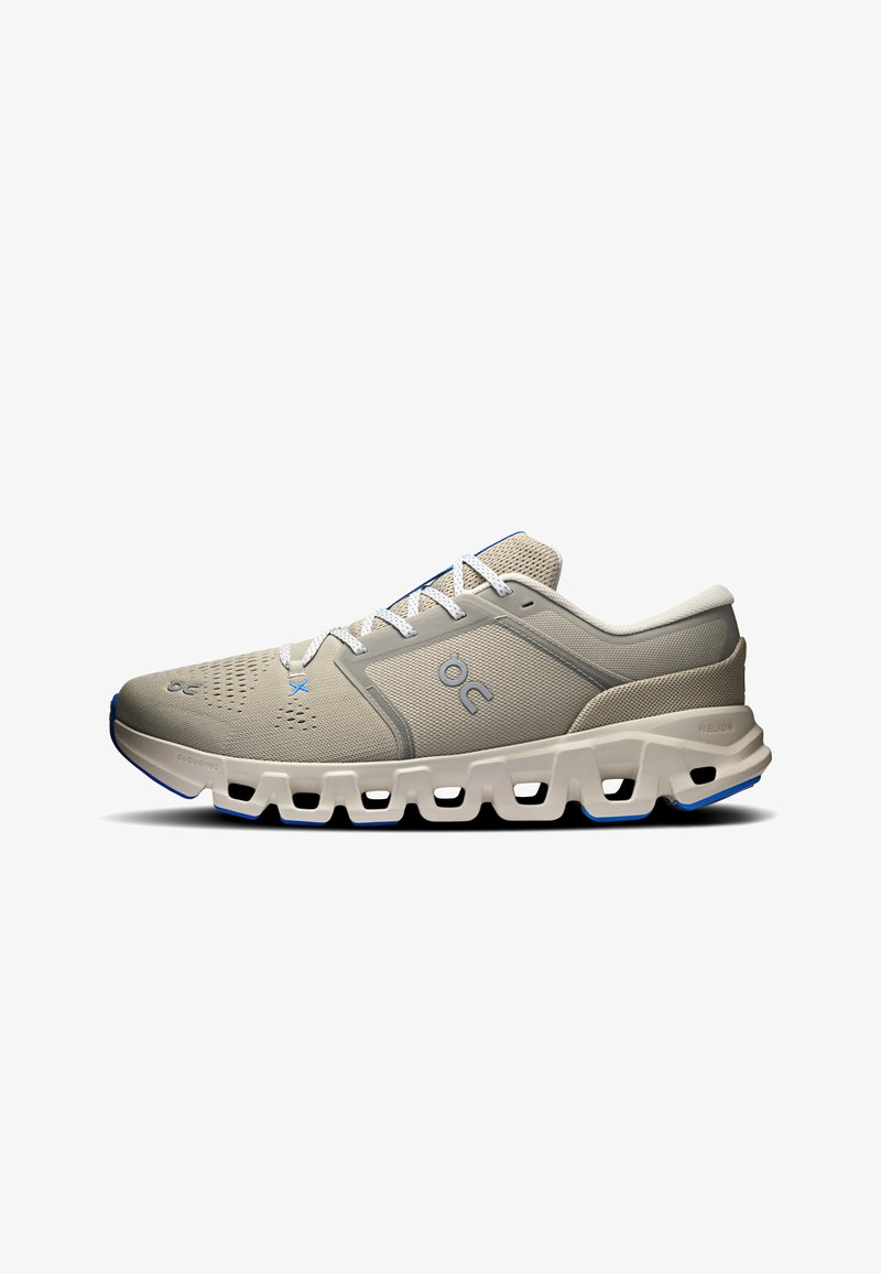 Chaussure de course athlétique gris clair avec lacets blancs, empeigne en mesh respirant et semelle blanche segmentée distincte avec accents bleus.