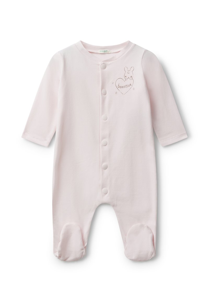 Pijama de algodón rosa para bebé con mangas largas, botones a presión en la parte delantera y diseño con pies que presenta un conejo bordado y un corazón.