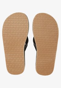 Sorte flip-flops med en teksturert gummisåle, som har en tan farge på yttersålen og en glatt fotbed. Designet er enkelt og funksjonelt.