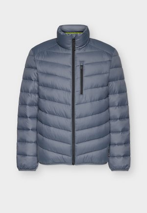 Veste matelassée grise pour homme avec col montant, fermeture éclair avant et poche poitrine verticale zippée, présentée sur un fond blanc.