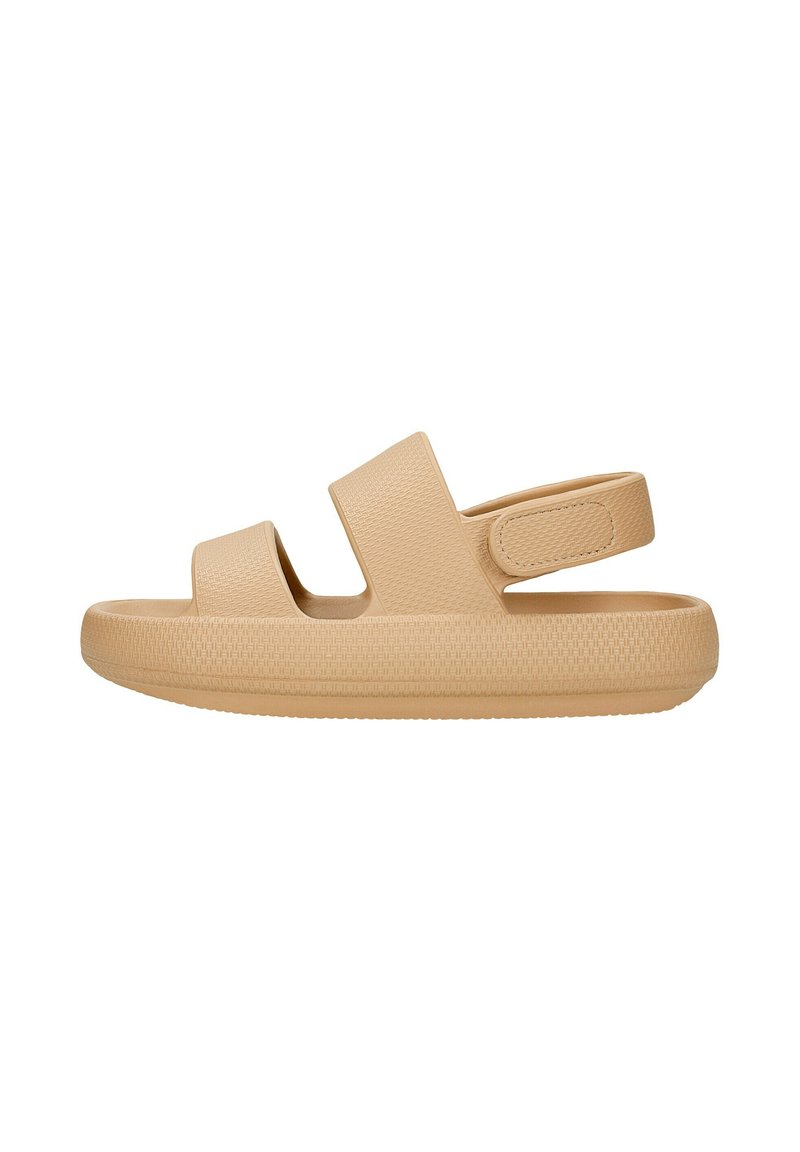 Tan sandalen gemaakt van duurzaam materiaal met twee brede banden en een achterriem, met een gestructureerde zool voor grip.