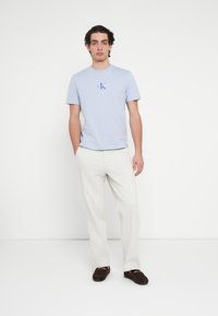 Calvin Klein Jeans MICRO MONOLOGO GRAPHIC - Μπλουζάκι με στάμπα - casual blue