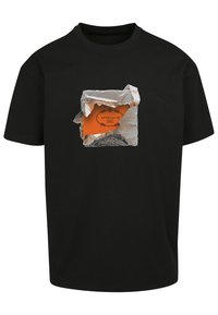 Sort kortærmet T-shirt med et sølvfolie-design og en orange label, der står "APOLLO II", samt dekorative detaljer.