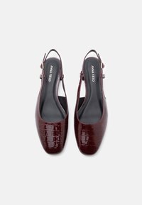 Μπορντό παρκέ δερμάτινα slingback παπούτσια με υφή κροκοδείλου, τετράγωνη μύτη και ρυθμιζόμενο λουράκι με χρυσή λεπτομέρεια.