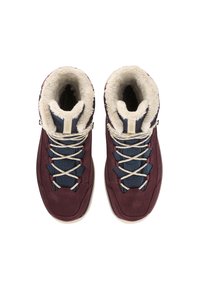 Hoge wandelschoenen in bordeaux en marineblauw met een fleece-gevoerde kraag, beige veters en een combinatie van getextureerd suede en mesh materialen.
