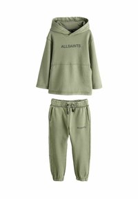 Komplet oliwkowej zielonej bluzy z kapturem i spodni dresowych wykonanych z miękkiego materiału, wyposażony w przednią kieszeń i elastyczny pas, z nadrukowanym logo "ALLSAINTS".
