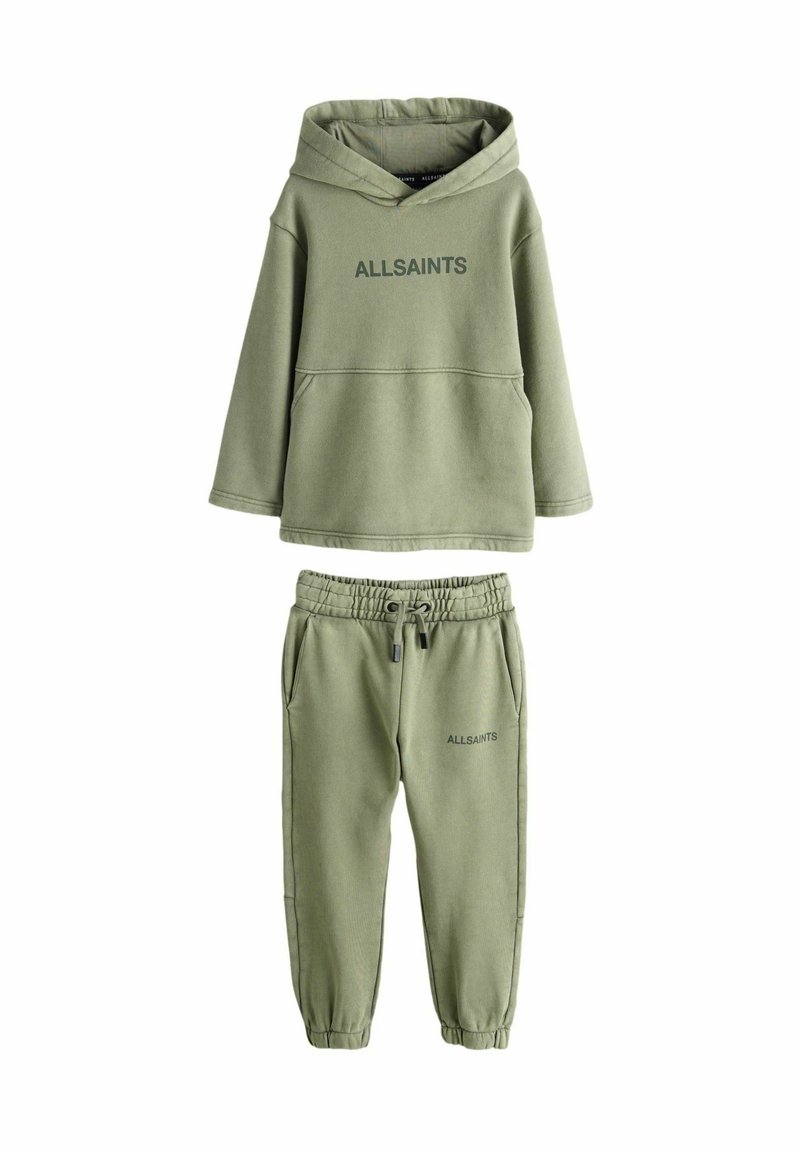 Komplet oliwkowej zielonej bluzy z kapturem i spodni dresowych wykonanych z miękkiego materiału, wyposażony w przednią kieszeń i elastyczny pas, z nadrukowanym logo "ALLSAINTS".