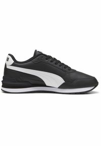 Baskets Puma noir et blanc avec fermeture à lacets, bande latérale blanche, semelle rembourrée et languette de talon marquée, vues de profil gauche.