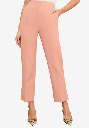 Hellrosa maßgeschneiderte Hose mit geradem Bein, ausgestattet mit Seitentaschen und einer glatten Textur. Getragen mit Schlangenleder-Print Absatzschuhen.