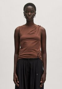 Bruine mouwloze top van een gladde stof, met een geplooid detail op de schouder en een trekkoord in de taille.