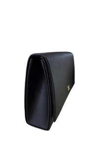 Borsa a pochette nera rettangolare con finitura testurizzata e logo in accento dorato. Presenta un design elegante e minimalista con una forma strutturata.