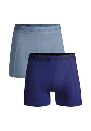 Dva páry pánskych boxeriek v svetlomodrej a tmavomodrej farbe, každé s elastickým pásom označeným značkou "MUCHACHOMALO".