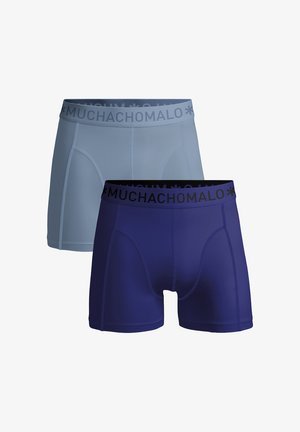 To par mænds boxerbriefs i lyseblå og mørkeblå, hver med elastiske taljebånd mærket "MUCHACHOMALO".