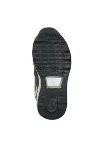 Schuhsohle mit einer strukturierten schwarzen Gumm OBERFLÄCHE, die Profilmuster aufweist, einer weißen Zwischensohle und einem transparenten Akzent unter der Ferse.