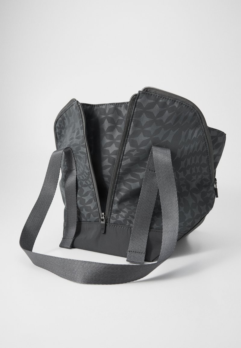 Graue Tasche mit geometrischem Muster, ausgestattet mit doppeltem Reißverschluss, flachen Trägern und einer strukturierten Form. Das Innere ist unliniert und hat ein geräumiges Design.