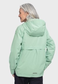 Mintgrüne wasserdichte Jacke mit Kapuze, verstellbaren Bündchen und einem Rückenfalten für Belüftung. Glatte Textur und minimalistisches Design.