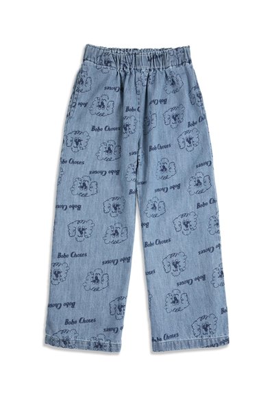 Pantalon en denim bleu clair avec taille élastique, présentant un motif répété de visages de moutons de dessin animé bleu foncé et le texte « Bobo Choses ».