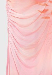 Tissu transparent rose doux avec un détail de ruché froncé le long du côté, créant des plis délicats et un drapé texturé.
