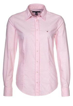 Hellrosa langärmliges Hemd mit Knöpfen, Kragen und einem dezenten, auf der linken Brust eingestickten Logo.