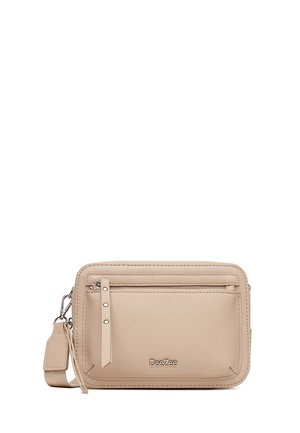 Beige, rechteckige Umhängetasche mit Frontreißverschlussfach, verstellbarem Riemen und DeeZee-Logo auf strukturierter Oberfläche.