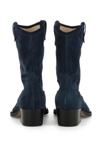 Helleblau Samt kniehohe Stiefel mit glatter Textur, spitzem Zehenbereich und schwarzem Blockabsatz. Besitzt zwei Riemen am oberen Ende zur Anpassung.