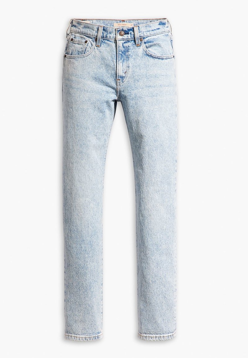 Jeans en denim bleu clair avec un design à jambe droite, cinq poches, une fermeture à bouton et un détail d'ourlet brut au niveau des poignets.