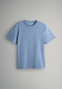 Svetlomodré bavlnené tričko s krátkym rukávom a okrúhlym výstrihom, so hladkou textúrou a uvoľneným strihom. Bez viditeľných vzorov alebo akcentov.