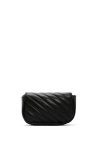 Borsa in pelle nera dalla forma curvata, con una texture trapuntata diagonale e chiusura con zip. I dettagli includono un design semplice con hardware minimal.