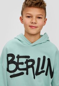 s.Oliver MIT SCHRIFTPRINT - Hoodie - ozeangrün