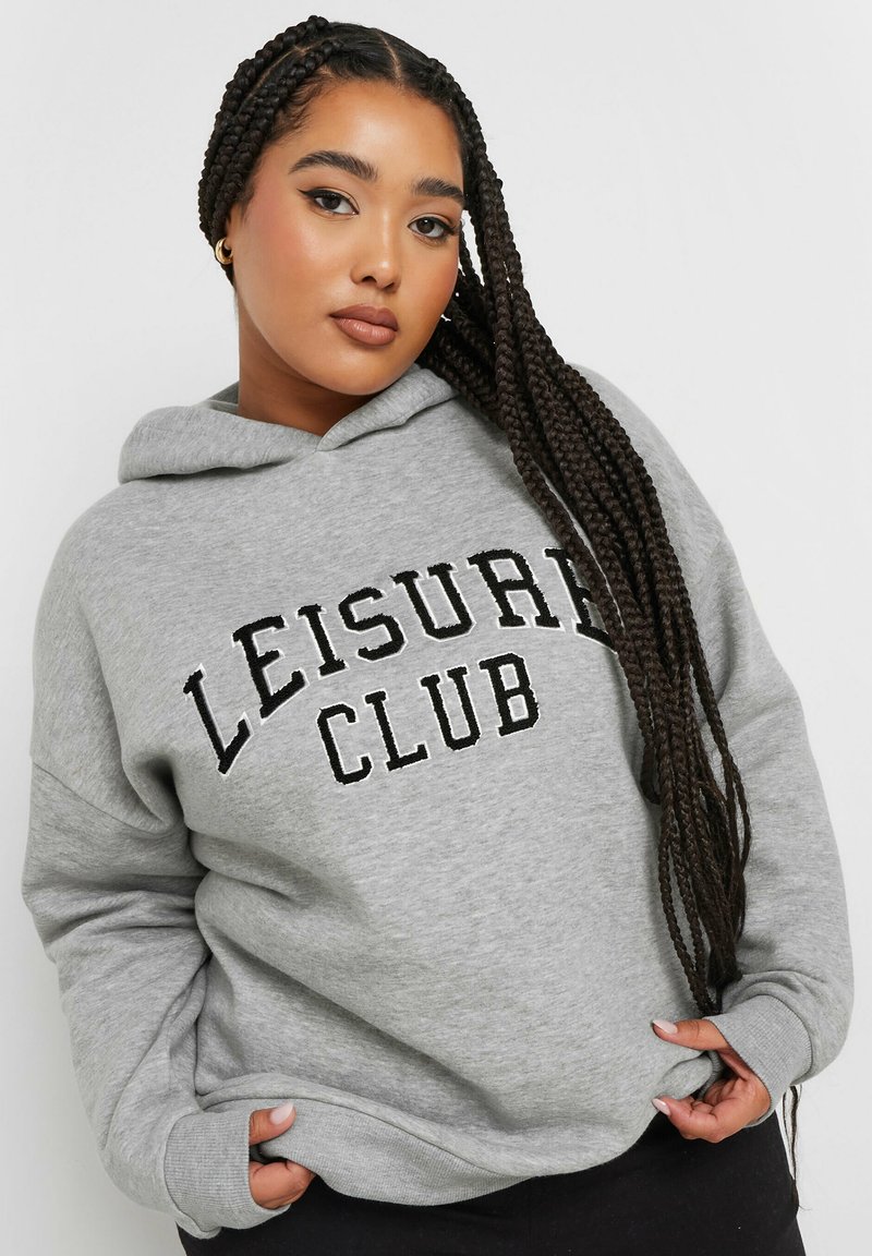 Sudadera gris con el texto "LEISURE CLUB" en negro, hecha de material suave, con un ajuste relajado y un bolsillo canguro.
