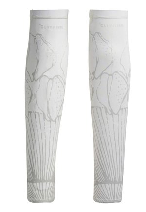 Par hvide atletiske ærmer med lysegrå abstrakt blomsterdesign og "Climacool" branding nær de øverste kanter.