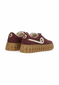 Sneakers in camoscio bordeaux con logo laterale color crema, suola in gomma marrone spessa e modanature testurizzate sulla suola per una migliore aderenza.