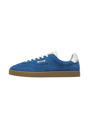 Blauer Wildleder-Sneaker in Low-Top-Form mit weißen Schnürsenkeln, weißer Fersenschlaufe, brauner strukturierter Sohle und "Faguo"-Label an der Seite.