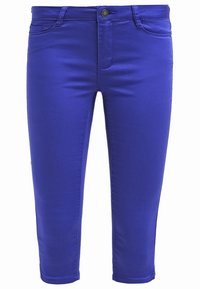 Capris de mezclilla morados con un diseño ajustado, cierre de botón, bolsillos frontales y una textura suave. Los acabados del dobladillo son limpios y bien confeccionados.