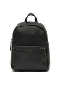 Černý kožený batoh s texturovaným povrchem, zaobleným vrcholem, klopou na zip a hroty podél předního panelu. Součástí je také dvojitá rukojeť na vrchu.